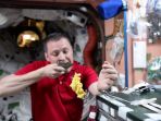 astronot-makan-di-luar-angkasa_20180429_144536.jpg