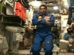 astronot-salat-di-luar-angkasa_20170613_141656.jpg