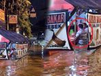 asyik-makan-banjir_20180207_150401.jpg