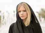 avril-lavigne-kenakan-hijab-saat-traveling-ke-abi-dhabi.jpg