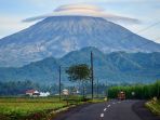 awan-lenticular-di-atas-gunung-merapi_20180504_141723.jpg