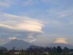 awan-lenticularis-di-gunung-lawu.jpg