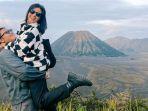 awkarin-dan-gangga-kusuma-liburan-di-bromo.jpg