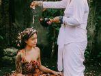 awkarin-jalani-ritual-melukat.jpg