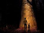 ayah-dan-anak-laki-lakinya-yang-sedang-berjalan-ke-hutan.jpg