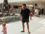 Ide Ayah Tandai Anak Agar Tak Hilang Saat di Mal Ini Bisa Ditiru, Kocak Sih tapi Brilian Banget
