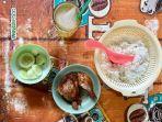 ayam-goreng-ninit-disajikan-dengan-nasi-sambal-dan-lalapan.jpg