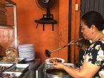 ayupemilik-warung-siobak-favorit-singaraja-sedang-menyiapkan-seporsi-siobak.jpg