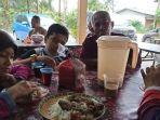 Dikira Warung Makan, Satu Keluarga Ini Ternyata Makan di Rumah Orang Saat Sedang Liburan