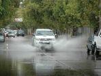 bahaya-melintasi-jalanan-tergenang-air-bisa-menyebabkan-aquaplaning.jpg