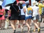 banyak-wanita-di-china-memakai-rok-mini_20180604_140642.jpg