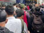 baru-baru-ini-penumpang-kereta-di-stasiun-tanah-abang-mengalami-kerusuhan.jpg
