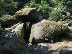 batu-raksasa-di-hutan-huelgoat.jpg