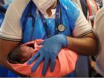 Seorang Bayi Lahir Prematur di Pesawat, Dapat Sambutan Hangat dari Kru Maskapai