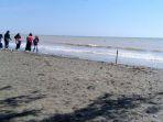 beberapa-pengunjung-menikmati-keindahan-alam-di-pantai-ngebum-desa-mororejo.jpg