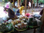 beberapa-warga-menjajakan-makanan-di-pasar-sopo-aruh.jpg
