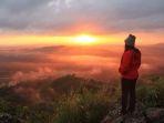 berburu-sunset-di-puncak-manalese.jpg