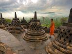 biksu-buddha-di-candi-borobudur-magelang-jawa-tengah.jpg