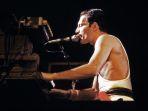 bintang-rock-freddie-mercury-penyanyi-utama-grup-rock-queen.jpg