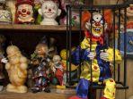 boneka-badut-di-lobi-clown-motel.jpg