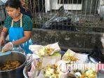 bu-mella-sedang-meracik-rujak-cingur.jpg