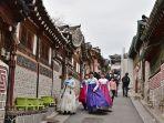 bukchon-hanok-village-satu-tempat-wisata-gratis-di-seoul-buat-liburan-hemat-di-korea-selatan.jpg