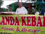 bule-belanda-jualan-kebab.jpg