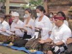 bule-di-bali-lakukan-ritual-permintaan-maaf.jpg