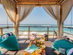 bungalows-di-sundays-beach-club-bali-untuk-malam-tahun-baru-2023.jpg