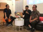 bupati-karanganyar-juliyatmono-di-kantor-tribunnews.jpg