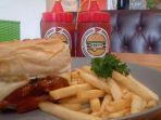 burger-o-patty-yang-disajikan-dengan-cara-dibakar-dan-disajikan-dengan-kentang.jpg