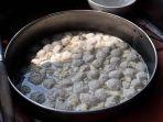 butiran-bakso-bakso-bermandikan-kuah-kaldu-di-dalam-panci-di-pada-jumat-1772020.jpg