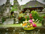 canang-sari-di-pagar-pura.jpg
