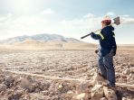 carol-warn-tampak-garang-memegang-parang-dalam-penambangan-emas-di-valmy-nevada_20170512_135842.jpg