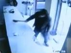 Gila! Pria Ini Marah dan Memimpin Penyerangan pada Toko Laundry, Penyebabnya Sepele