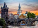 Charles Bridge - Mlipir di Jembatan Cantik Praha, Tengok Sunset Bareng Doi Tambah So Sweet