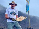 chef-david-garcia-memasak-pizza-pakai-lava.jpg