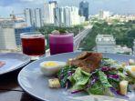 chicken-caesar-salad-makanan-di-costess-untuk-paket-valentine.jpg
