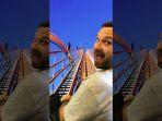 chris-saat-menikmati-wahana-roller-coaster-secara-virtual-js.jpg