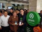 co-founder-gojek-kevin-aluwi-kanan-saat-meluncurkan-aplikasi-gocar-instan.jpg