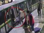 Lihat Bagaimana Cara Pria Ini Hentikan Pintu Kereta yang Hampir Tertutup, Sungguh Bikin Geram!