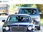 cristiano-ronaldo-mendatangi-tempat-latihan-manchester-united-dengan-mobil-barunya.jpg