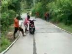 cuplikan-video-viral-seorang-pemotor-nekat-menerobos-adona-beton-jalan-di-tulungagung.jpg