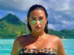 demi-lovato-saat-liburan-di-bora-bora.jpg