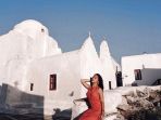 deretan-selebriti-indonesia-pernah-memamerkan-foto-mereka-saat-berlibur-ke-santorini_20180810_121615.jpg