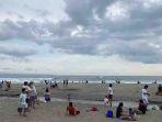 destinasi-wisata-bali-pantai-berawa-ramai-dikunjungi-saat-long-weekend.jpg