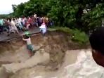 detik-detik-warga-terseret-banjir_20170819_194019.jpg