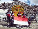donna-agnesia-dan-darius-berfoto-di-puncak-pegunungan-himalaya.jpg