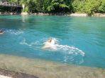 dua-orang-swiss-berenang-di-schoenausteg-sungai-aare.jpg