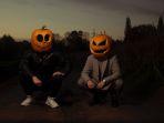 dua-pria-yang-mengenakan-kostum-labu-untuk-merayakan-halloween.jpg